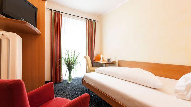 Hotel Belvedere Scuol Oda fotoğraf